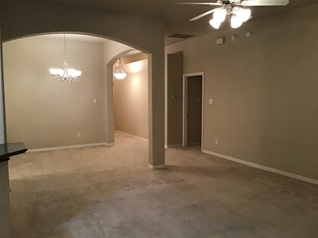 Building Photo - 8014 N Tarrytown Crossing Dr