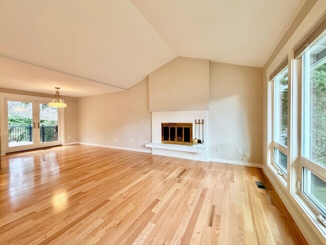 Building Photo - Move in by 11/10/2025 to receive one month of free rent (save $7,495)!