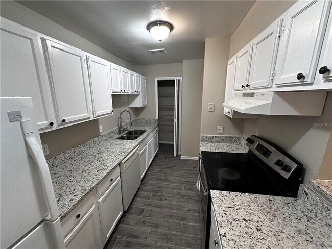 Foto del edificio - 500 YELLOWWOOD Ct