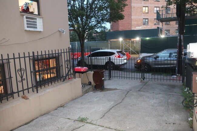 Foto del edificio - 102 Lewis Ave