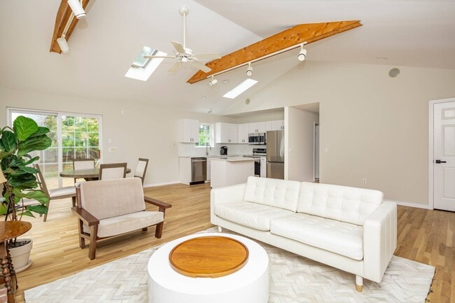 Foto del edificio - 775 Springs Fireplace Rd