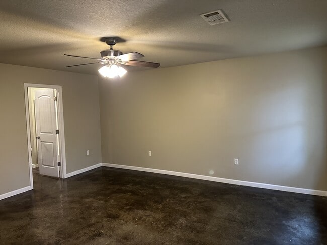 Building Photo - 402 Kiersen Ln