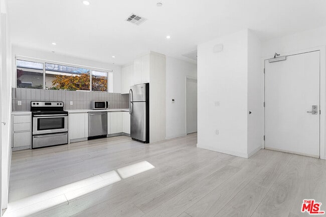 Foto del edificio - 1526 Armacost Ave