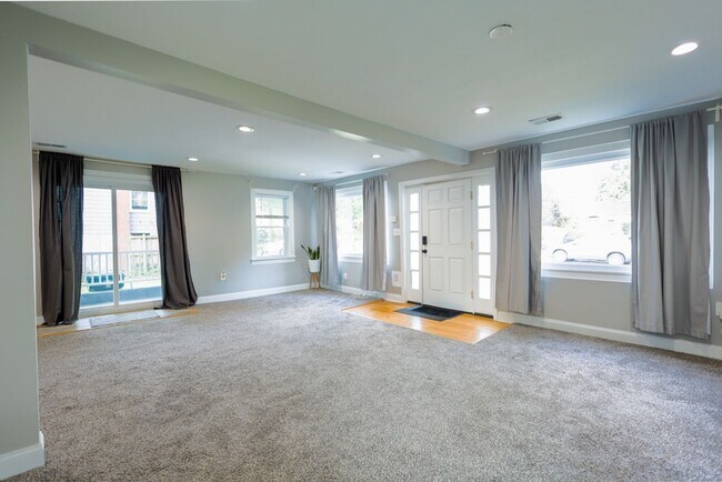 Building Photo - Spacious 4 BR/2 BA Single-Family Home in C...