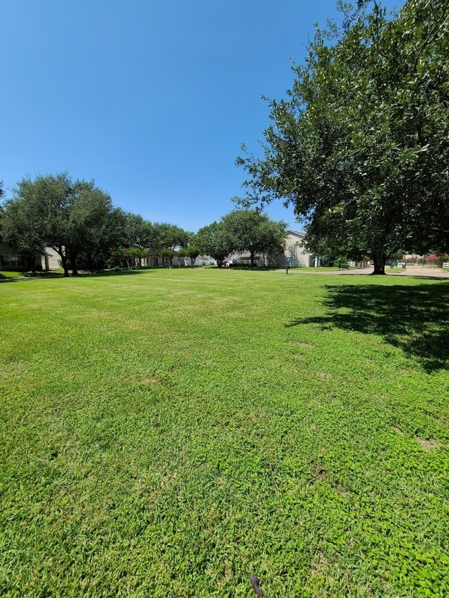 Building Photo - 15835 W Park Ct