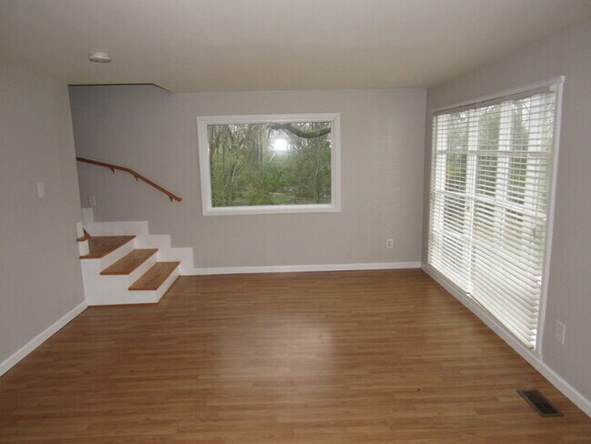 Building Photo - Madison area home w/ renovations!