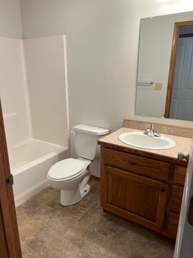 Building Photo - 3 bedroom 2 bath Spacious Duplex in great location!