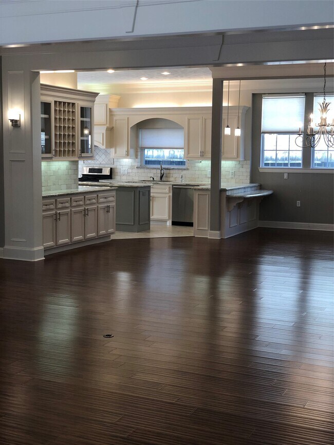 Building Photo - 10310 Chevy Chase Dr