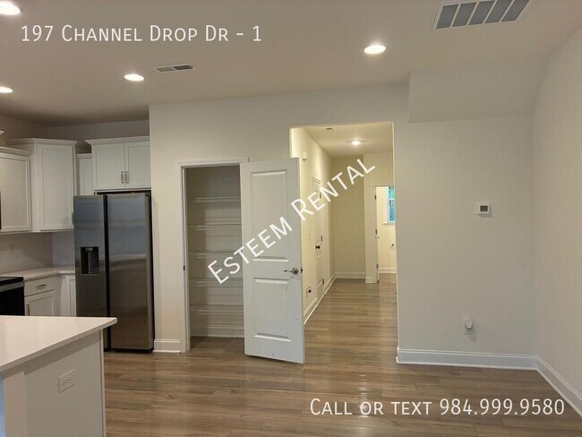 Building Photo - 197 Channel Drop Dr
