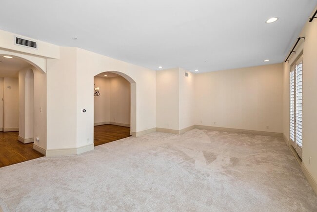 Building Photo - 137 S Spalding Dr