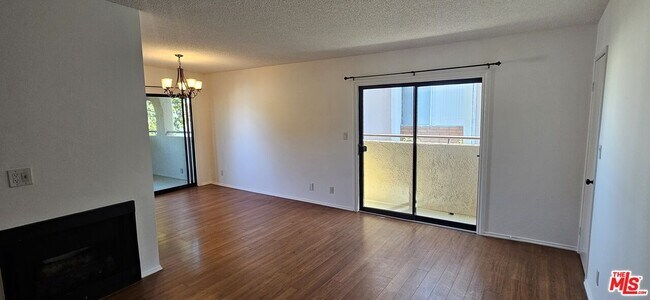 Foto del edificio - 2349 S Bentley Ave