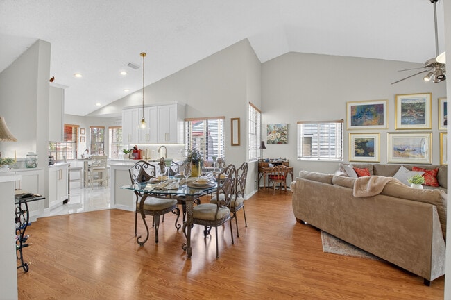 Foto del edificio - 7677 Lexington Club Blvd