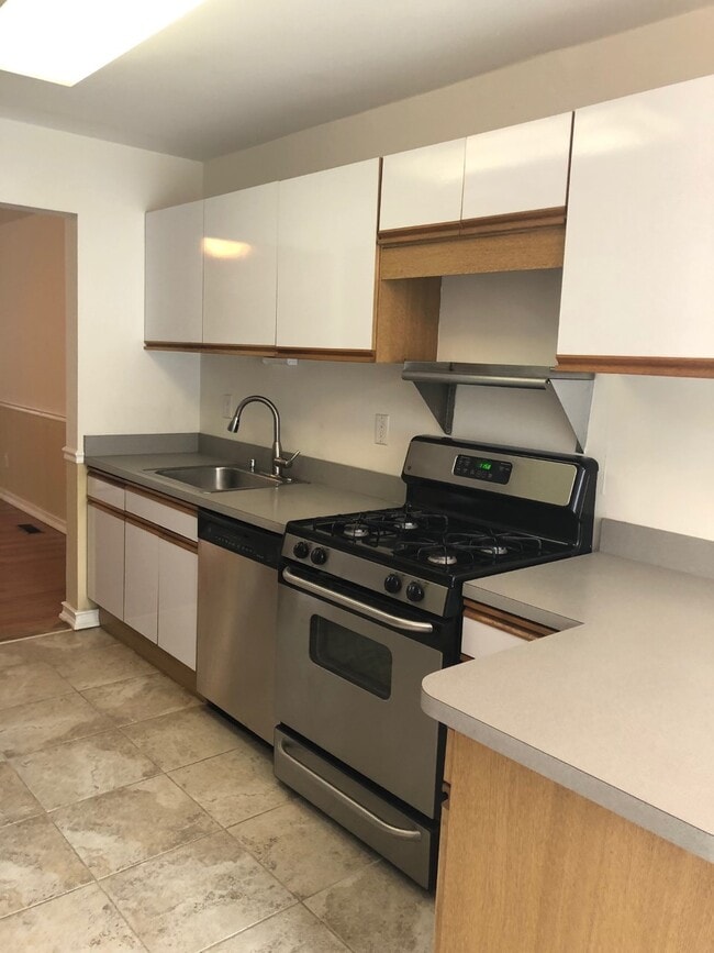 Kitchen - 25 Spring Pond Dr