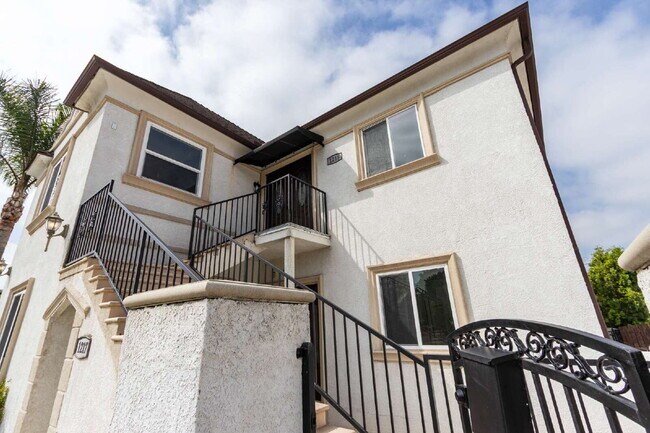 Building Photo - Stylishly Renovated Retro Duplex in the He...
