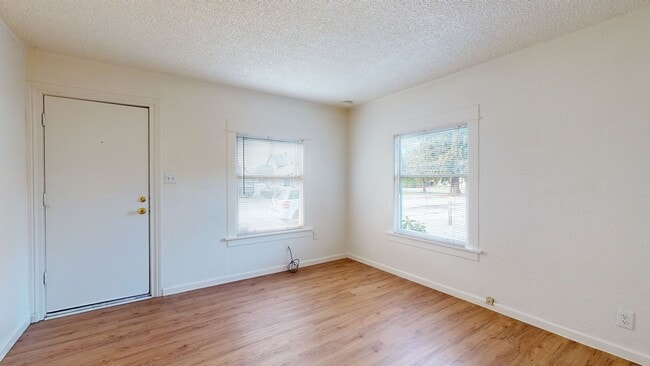 Foto del edificio - Charming Two Bedroom In the Heart of Downtown Kent !