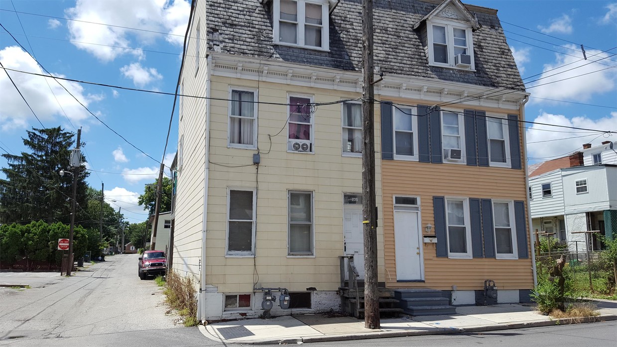 236 S West St, York, PA 17401 Townhome Rentals in York PA