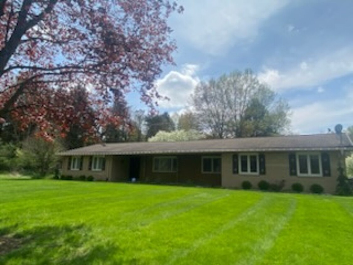 Primary Photo - 5 bed / 3.5 bath Ranch House