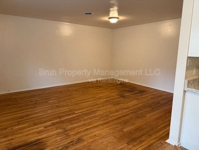 Building Photo - 3817 Woodlake Dr