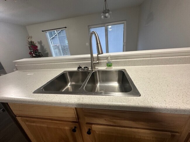 Foto del edificio - 223 Pioneer Dr