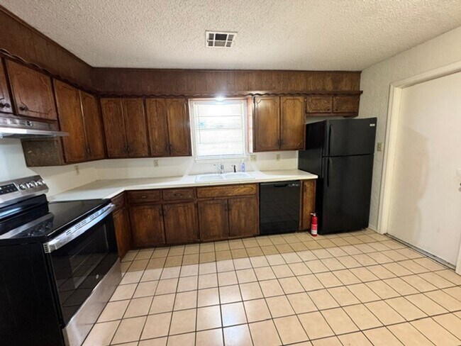 Building Photo - 2021 Elmhurst Dr