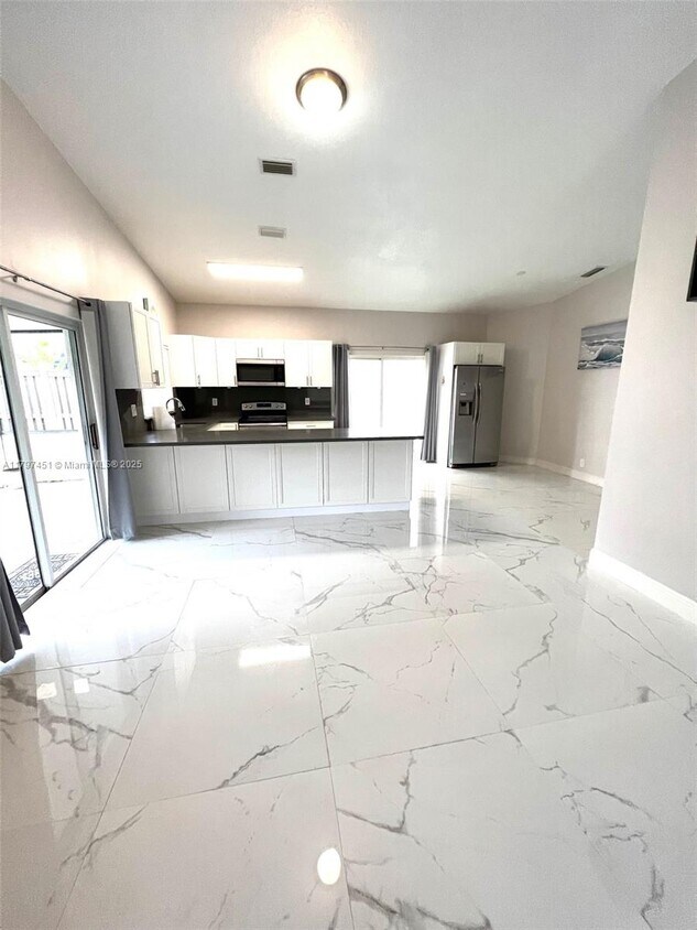 Foto principal - 6663 Stratford Dr