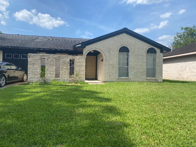 15322 E Hampton Cir