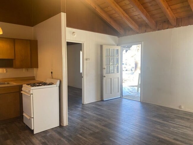 Building Photo - Cozy, pet friendly home up in the mountain!