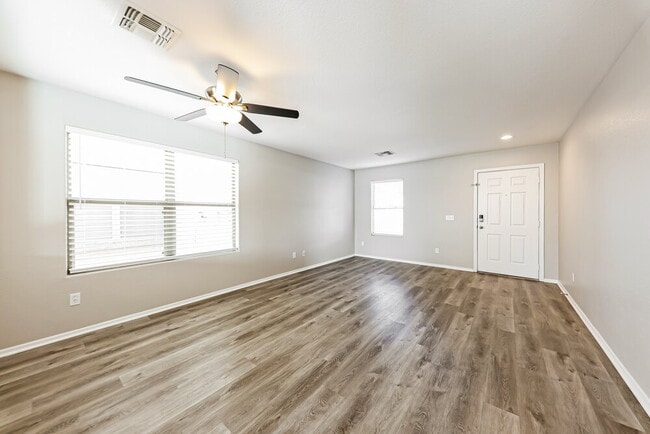 Building Photo - 973 E Doris St