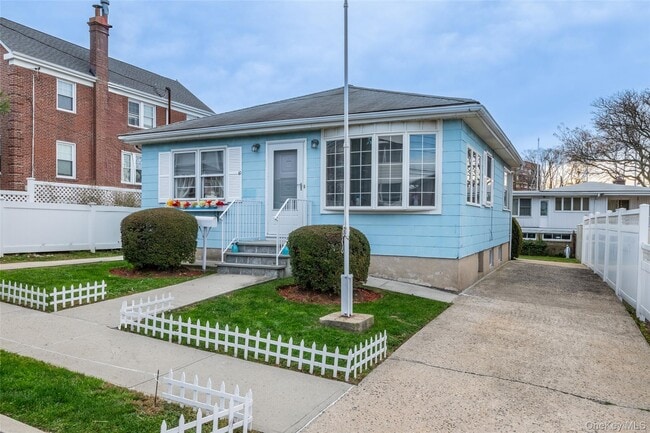 Building Photo - 10 Pell Pl