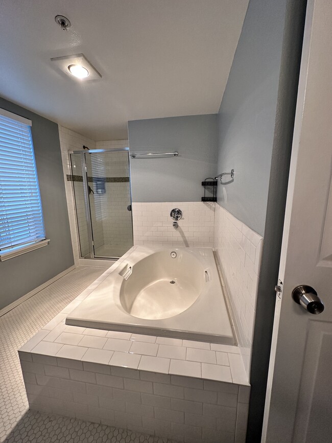 Master bathroom - 3028 Western Ave