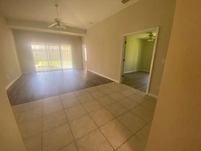 Foto del edificio - Great 3/2/1 duplex with a private driveway...