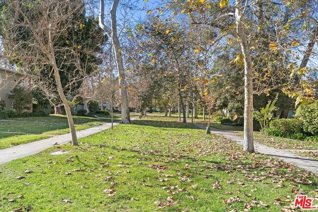 Building Photo - 5354 Village Green