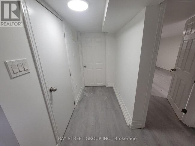 Building Photo - 92 Nelson St W