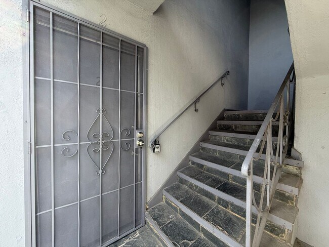 Foto del edificio - 7339 Woodman Ave