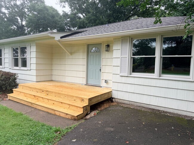 Foto del edificio - Fully Remodeled in the Heart of West Homewood - Welcome Home