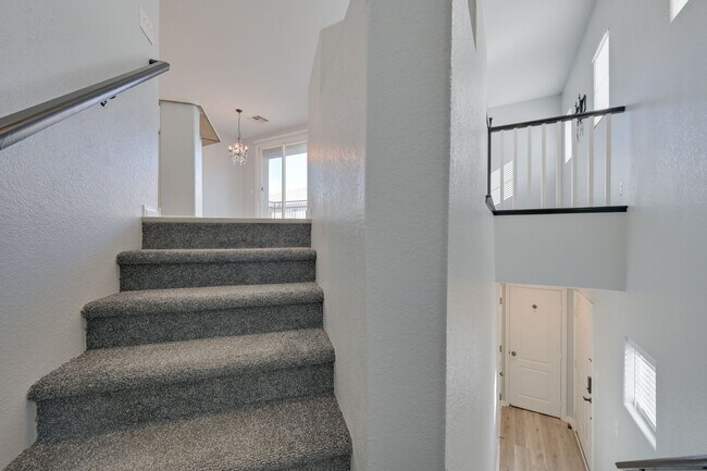 Foto del edificio - NW!! Gated!! Community Pool/Spa  Recreation Room!! New Paint!! New Flooring!!  Balcony!!  2 car g...