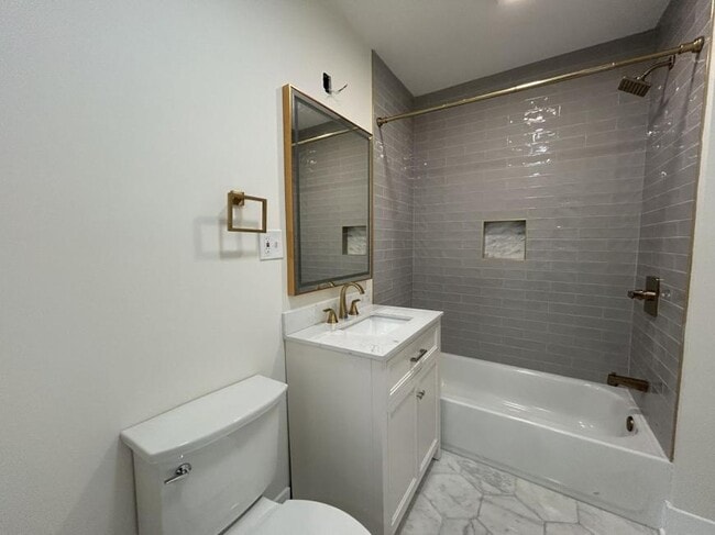 Building Photo - 4 bedroom in Chicago IL 60625