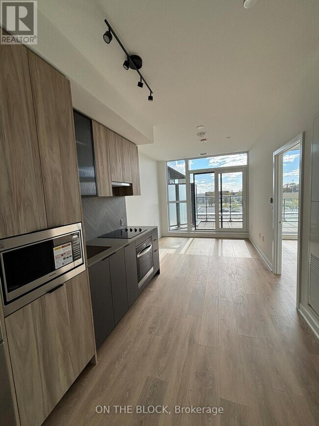 Building Photo - 1037 The Queensway