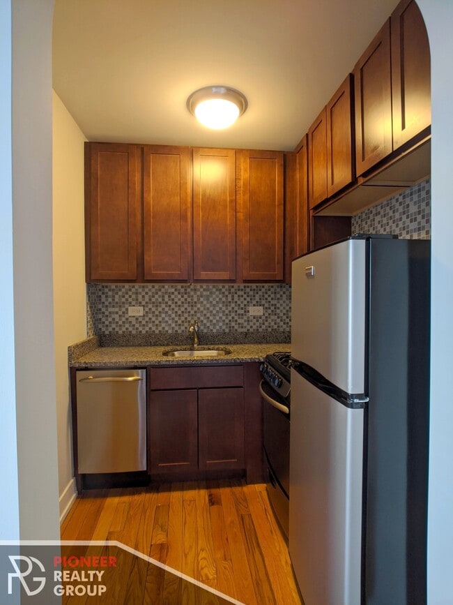 Building Photo - 560 W Arlington Pl