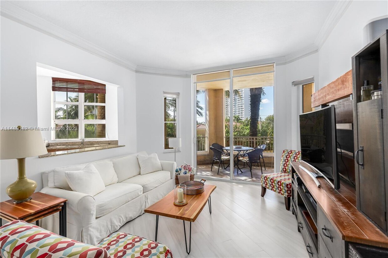 Foto principal - 3001 NE 185th St