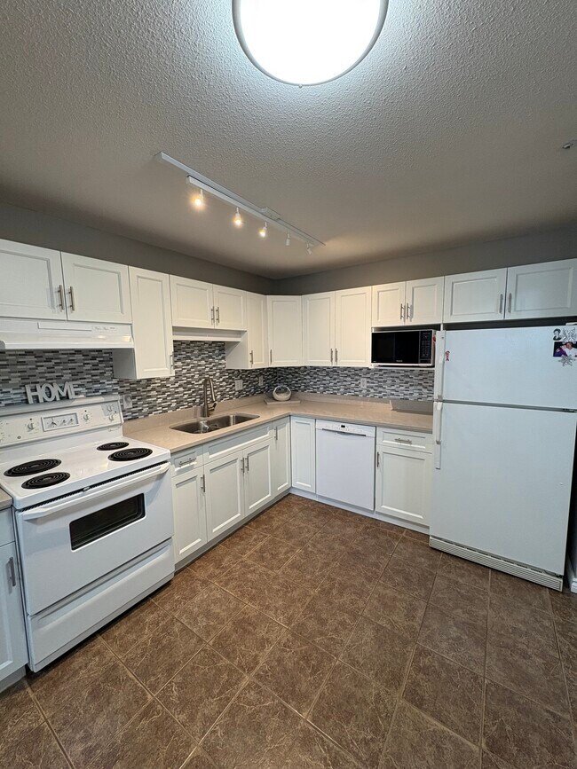 Building Photo - 3174 Gladwin Rd