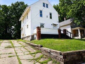 Building Photo - 804 Beardsley St