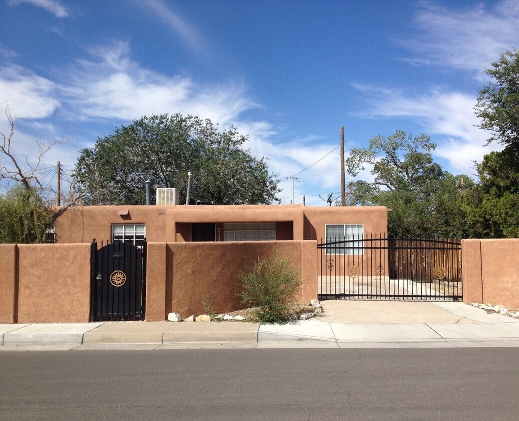 Foto principal - Wonderful 3 bed 2 bath home!