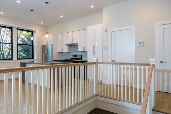 Foto del edificio - Renovated, Modern Split-Level Apartment – 2 Bed | 1.5 Bath | 1,088 Sq Ft