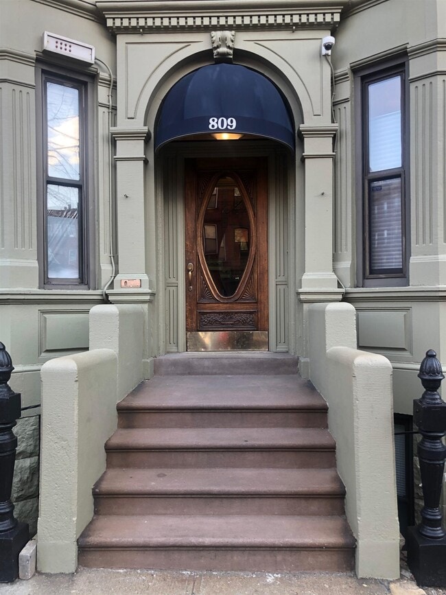 Building Photo - 809 Washington St