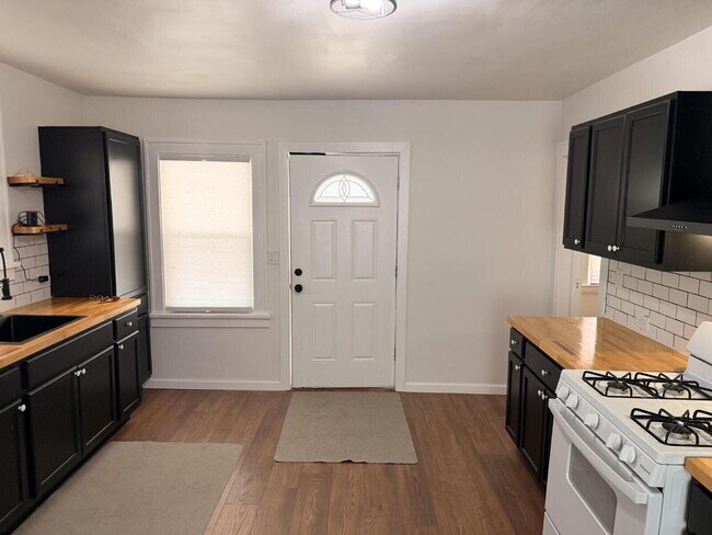 Foto del edificio - 3142 W 33rd St