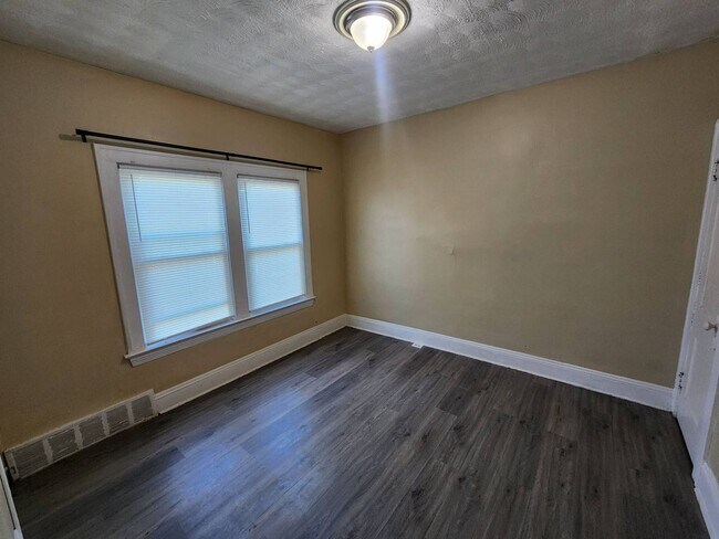 Foto del edificio - 15816 Grovewood Ave