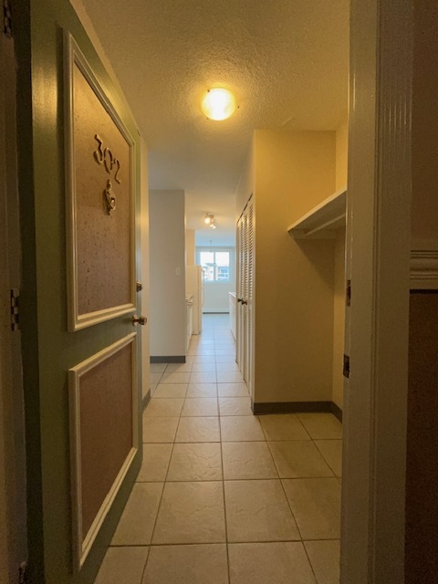 Entrance and coat area - 502 58 Av SW