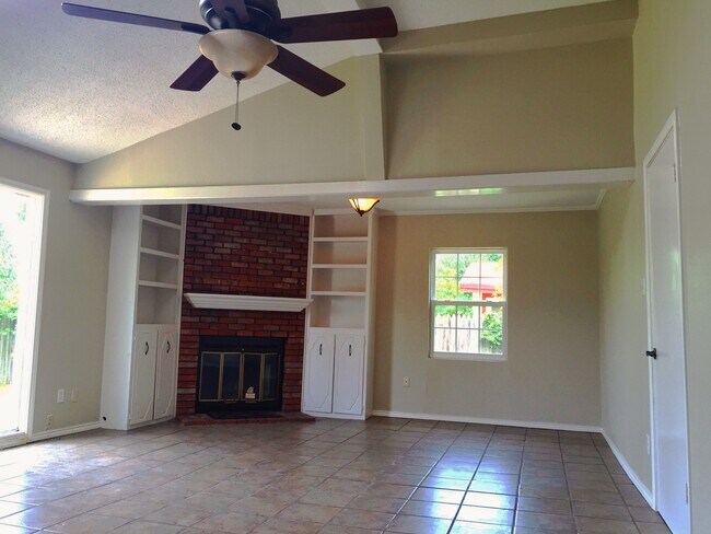 Foto del edificio - Recently Updated 3/2/1 with 2 Large Living Areas