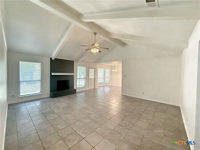 Foto del edificio - 912 Spring Hill Dr